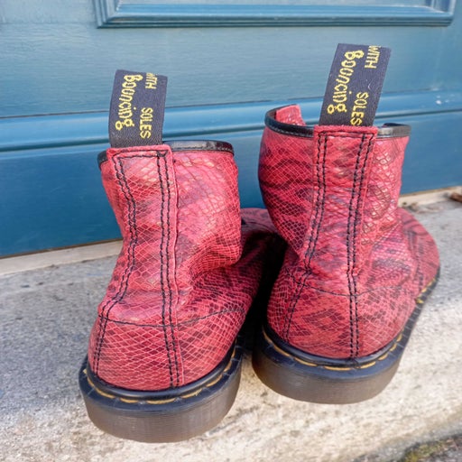 Doc martens avec roses rouges hot sale